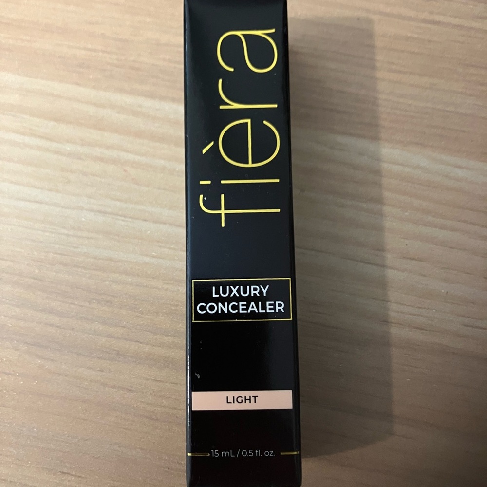 Fiera Luxury Concealer in Shade Light